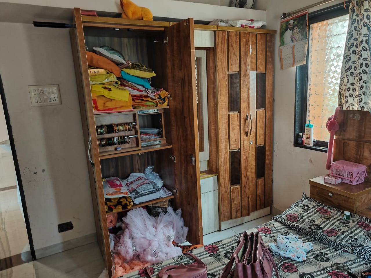 पारगाव येथे दिवसाढवळ्या घरफोडी. १२ तोळे सोन्याचे तर पाच तोळे चांदीचे दागिन्यांची चोरी