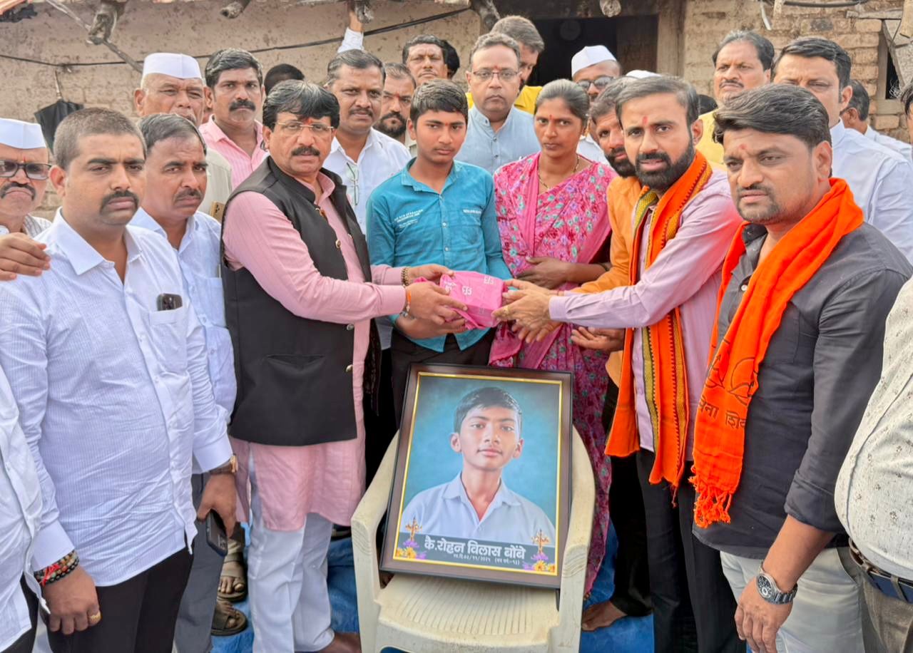 पिंपरखेड बिबट्याच्या हल्ल्यात मृत्युमुखी पडलेल्या व्यक्तींच्या कुटुंबीयांना उपमुख्यमंत्री एकनाथजी शिंदे यांच्या वतीने प्रत्येकी ५ लाख रुपयांची आर्थिक मदत