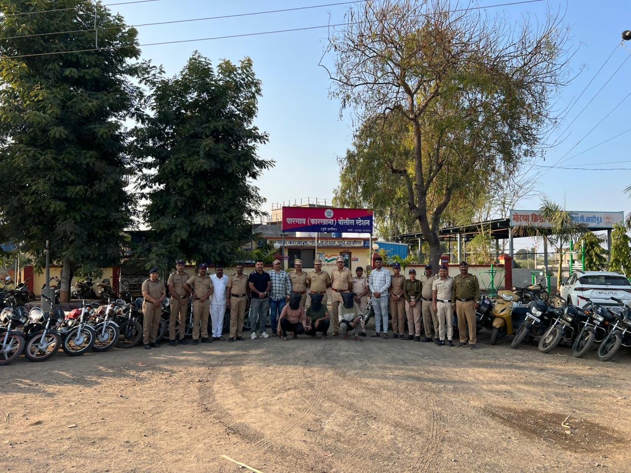 मोटारसायकल चोरी करणाऱ्या सराईत टोळीचा पारगाव पोलीसांनी केला पर्दाफाश; २७ मोटारसायकली जप्त, १६ गुन्हे उघडकीस