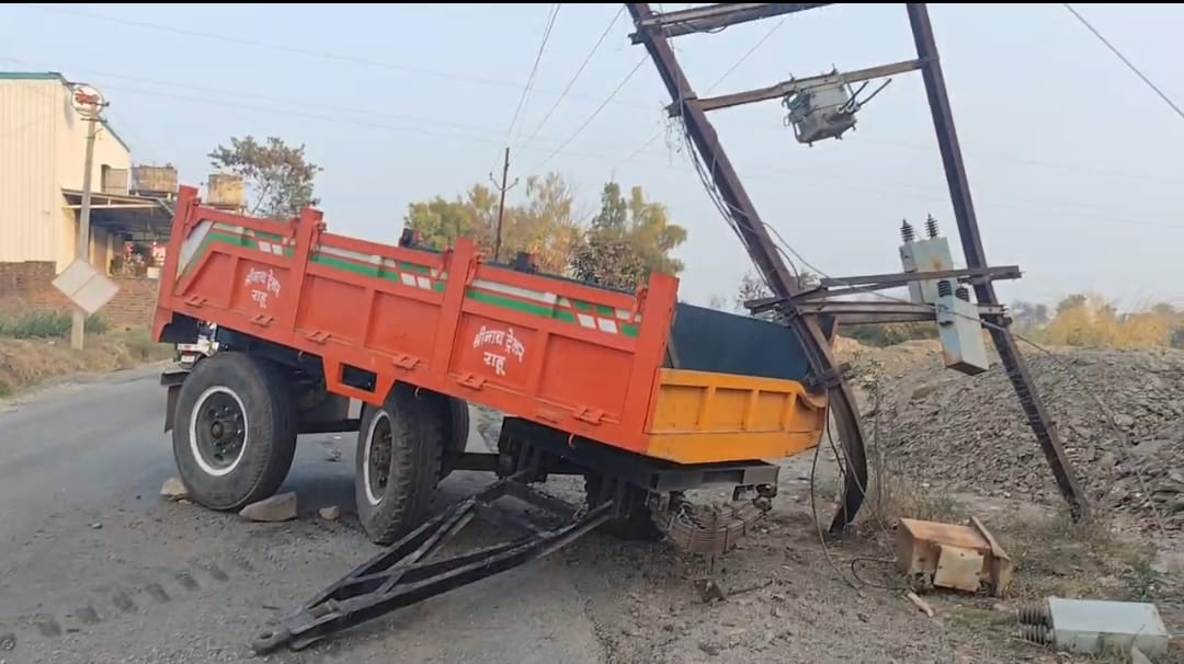 चालकाचा ताबा सुटल्याने ट्रॅक्टर ट्रॉलीची महावितरणच्या डीपीला धडक; मोठा अनर्थ टळला