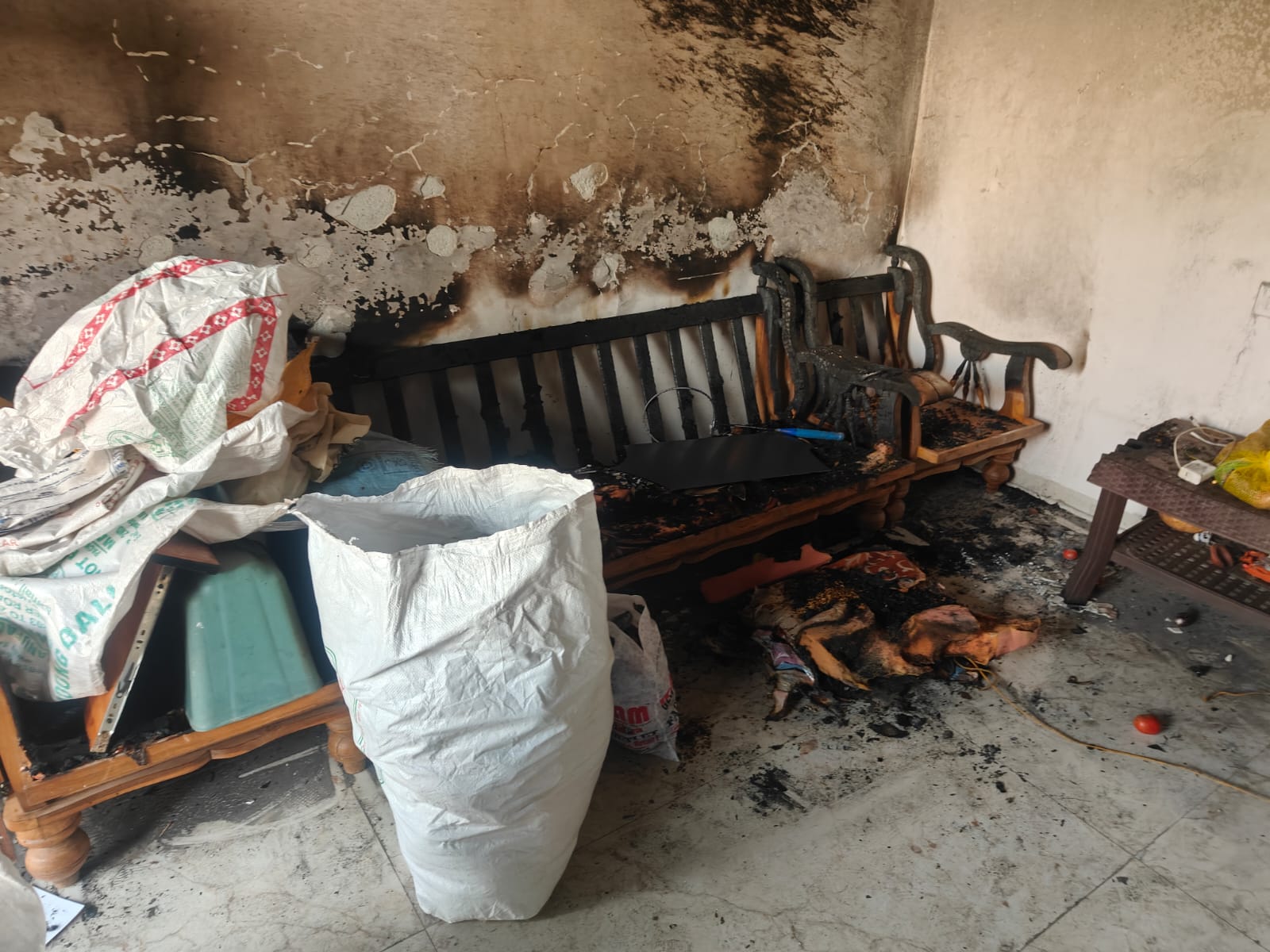 मंचर येथे बंद फ्लॅटला आग; घरातील संसार उपयोगी साहित्य जळून खाक