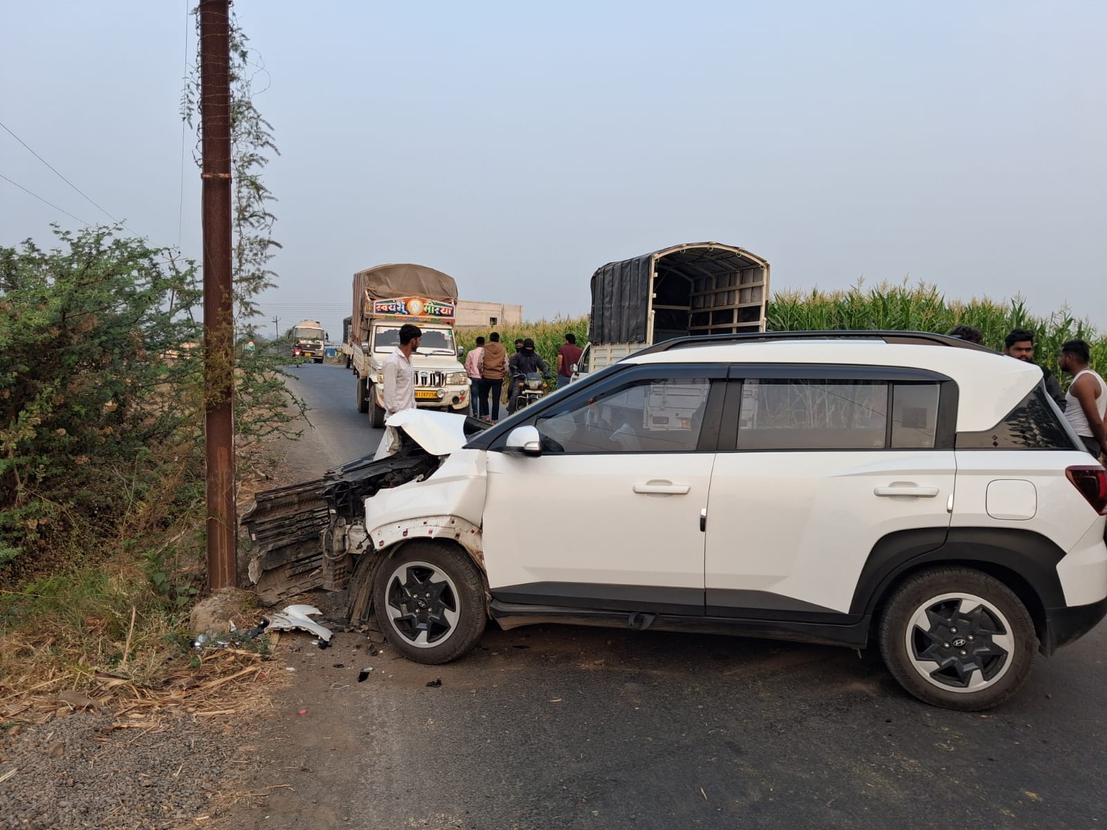 महावितरणच्या लोखंडी पोलला चार चाकी ची धडक ; गाडीच्या पुढील भागाचा चक्काचुर