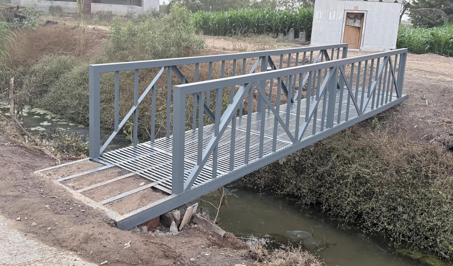 मुलीच्या लग्नात खर्चात बचत करत ओढ्यावरुन ये - जा करण्यासाठी स्वखर्चाने बनवला लोखंडी पूल