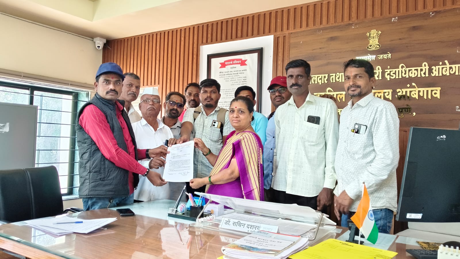 शासन निर्णयाची अंमलबजावणी करा; ग्रामरोजगार सहाय्यकांना मानधन द्या – ग्रामरोजगार सहाय्यक संघटनेचे तहसीलदारांना निवेदन