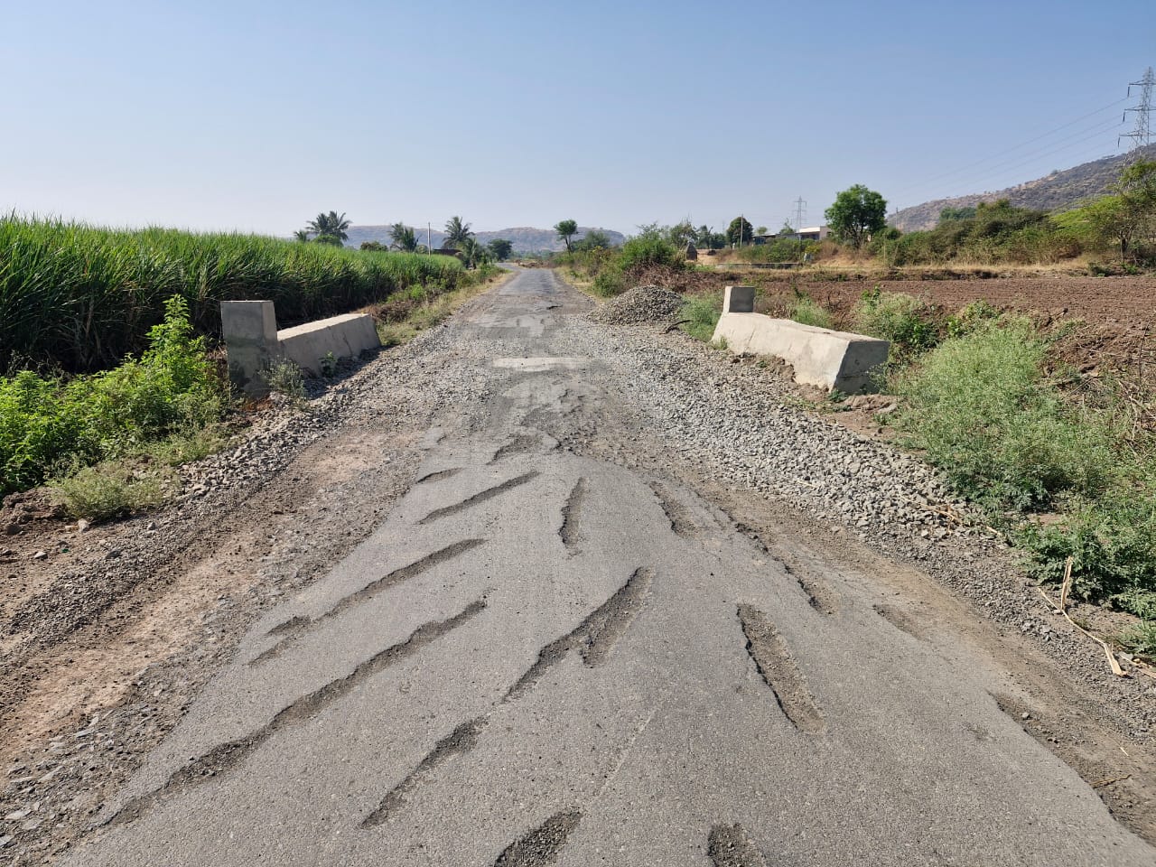 रस्त्याचे काम करण्यासाठी रस्ता खोदला मात्र दोन महिन्यापासून ठेकेदार गायब