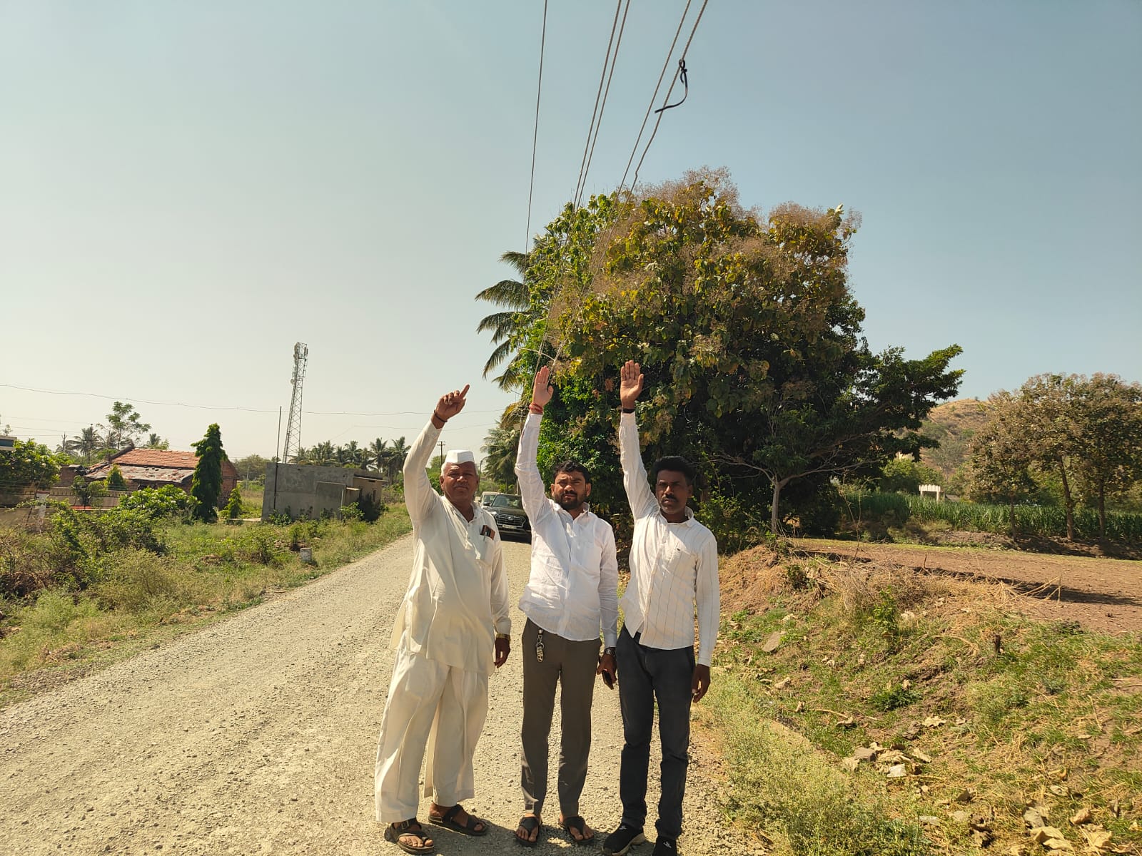 पोंदेवाडीत रस्त्यावर विद्युत तारां खाली आल्याने धोका वाढला