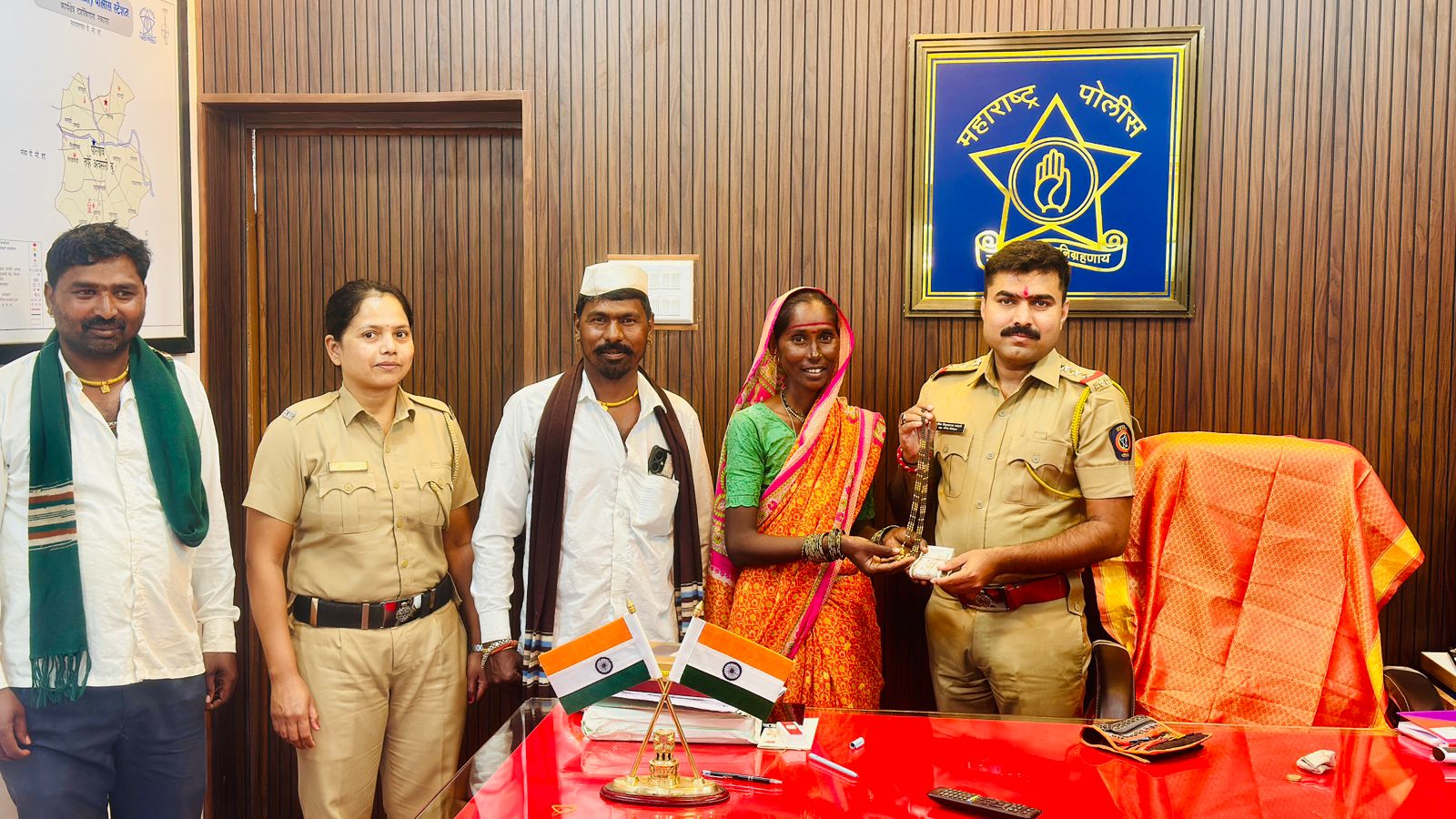 पारगाव पोलिसांनी दाखवलेल्या तत्परतेमुळे मेंढपाळ महिलेला हरवलेले मंगळसूत्र, रोख रक्कम मिळाली परत